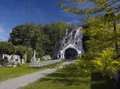 PODZAMCZE - ZAMEK OGRODZIENIEC I SANKTUARIUM MB SKAŁKOWEJ